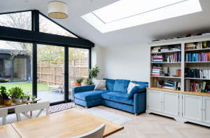 Light extension with bookshelf and blue sofa